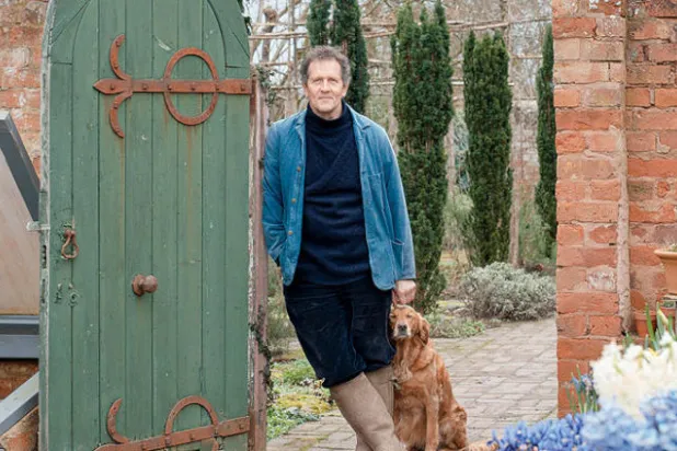 مونتي دون مع كلبه «نيلي» في حديقته «لونغميدو»