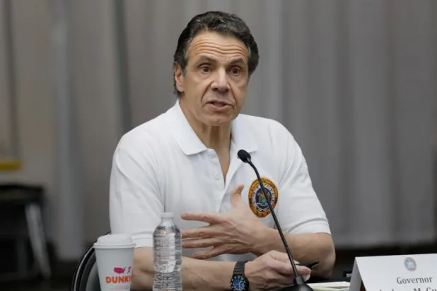 بايدن وبيلوسي يتجنبان دعوة حاكم نيويورك المتهم بالتحرش إلى الاستقالة