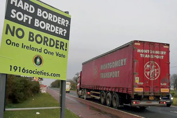 الإسترليني يكتوي بنيران معركة حدود آيرلندا