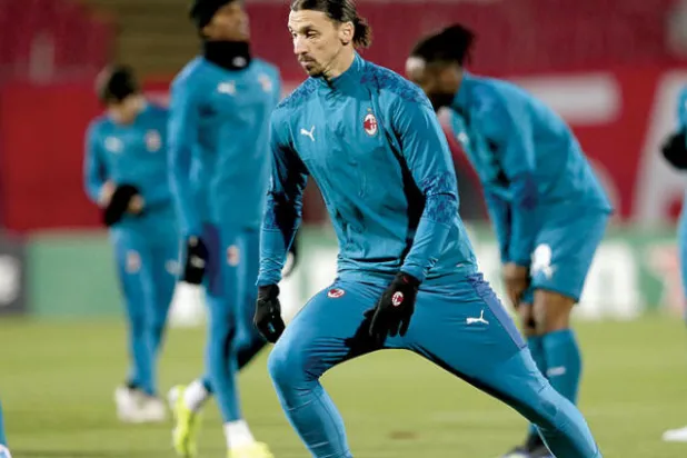 إبراهيموفيتش استعاد عافيته وعاد لتدريبات ميلان من أجل مواجهة يونايتد اليوم (إ.ب.أ)