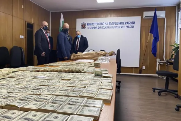 توقيف شخصين زوّرا ملايين الدولارات داخل جامعة بلغارية