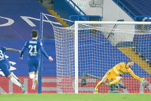 إيمرسون لاعب تشيلسي (يسار) دخل كبديل ليسجل من أول لمسة في مرمى أتلتيكو (إ.ب.أ)