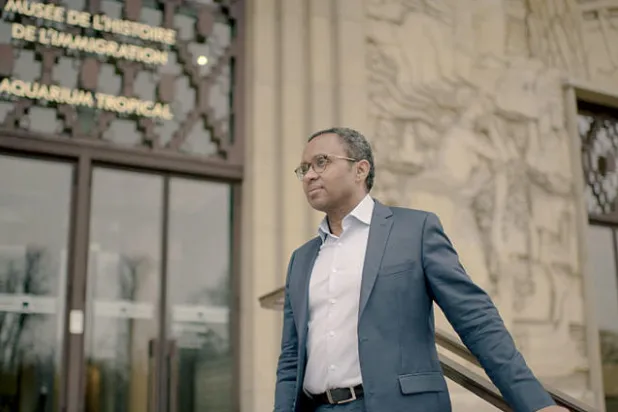 باب نادياي مؤرخ وأكاديمي من أصول سنغالية وفرنسية تم تعيينه لتنشيط «بالي دي لابورت دوري» المؤسسة التي وُلدت باسم «متحف المستعمرات» في عام 1931 (نيويورك تايمز)