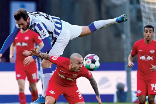 أنخيلينو يسعى لتجنب التدخل العنيف لتوسارت لاعب هيرتا في الدوري الألماني  (إ.ب.أ)