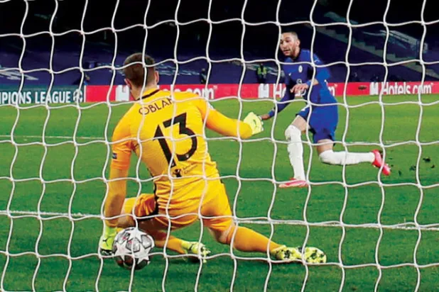 حكيم زياش يستهل هز شباك أتليتكو مدريد في ذهاب دوري أبطال أوروبا (رويترز)  