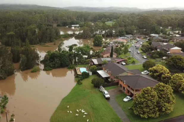 سيول خطيرة تجتاح الساحل الشرقي لأستراليا