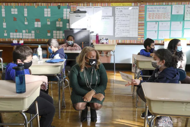 أميركا تخفض مسافة التباعد الاجتماعي في المدارس إلى 3 أقدام