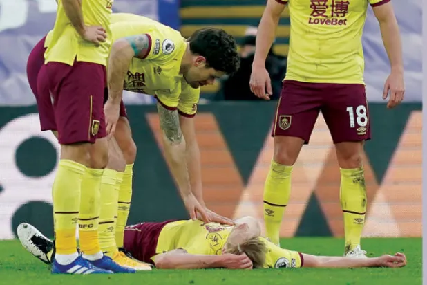 مدافع بيرنلي وقائده يكتب عن خوفه من إصابته بالخرف