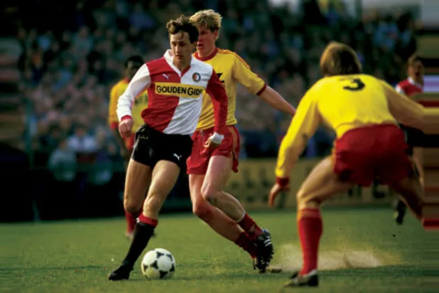 كرويف خلال إحدى مبارياته مع فينورد (غيتي) 