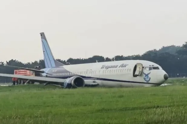 بالفيديو... طائرة «بوينغ» تنزلق من مدرج مطار بعد دقيقتين من إقلاعها