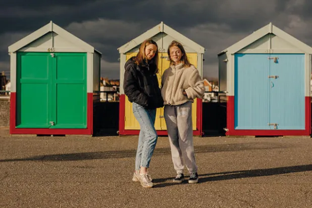 ميريل وشقيقتها إيلودي أطلقتا «ألايف أوف ليتريتشر» (حياة أدبية) عبر «تيك توك» في فبراير ولديهما اليوم قرابة 200 ألف متابع (نيويورك تايمز)