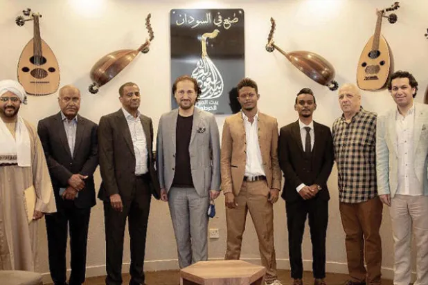 آلات موسيقية قياسية مصنوعة في «بيت العود» بالخرطوم