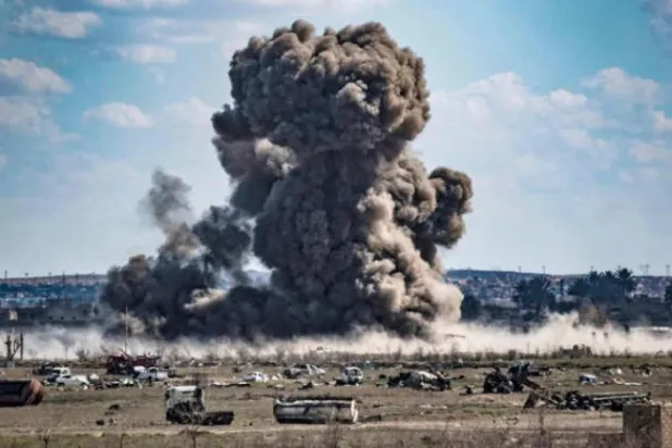 Uluslararası Koalisyon tarafından 3 Mart 2019’da düzenlenen hava saldırısının ardından Suriye’nin kuzeydoğusundaki Bağuz’dan yükselen duman. (AFP)