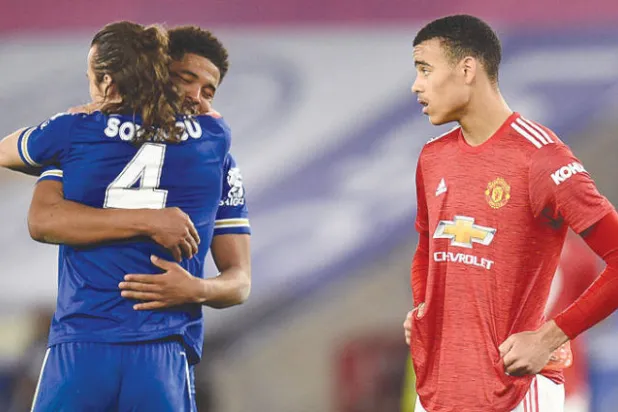 أفراح في ليستر وأحزان في مانشستر يونايتد (رويترز)