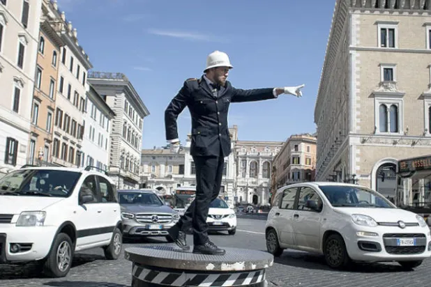 ضباط المرور يُعيدون البهجة إلى روما