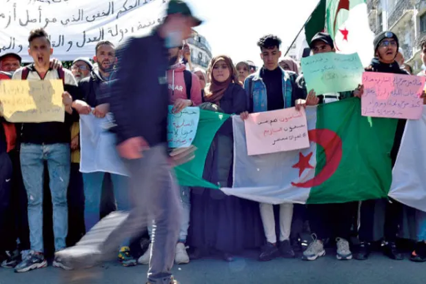طلاب الجزائر يتظاهرون لـ«إعادة الشرعية إلى الشعب»