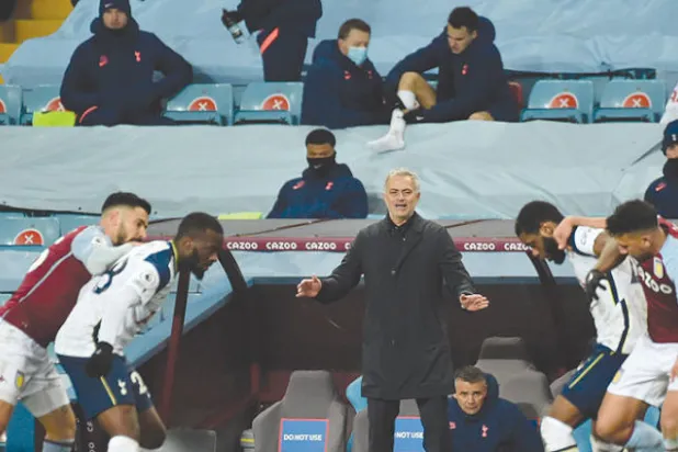 هل الفوز على فيلا بعد كارثتي آرسنال ودينامو زغرب سينهي المشاكل التي يواجهها توتنهام تحت قيادة مورينيو؟ (إ.ب.أ)