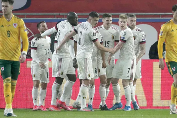 أفراح بين لاعبي بلجيكا وأحزان على وجوه لاعبي ويلز (إ.ب.أ)