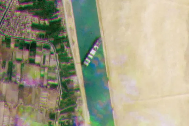 سویز نہر میں نیوی گیشن میں رکاوٹ پیدا کرنے والی کشتی کو بچانے کے لئے وقت کے ساتھ مقابلہ