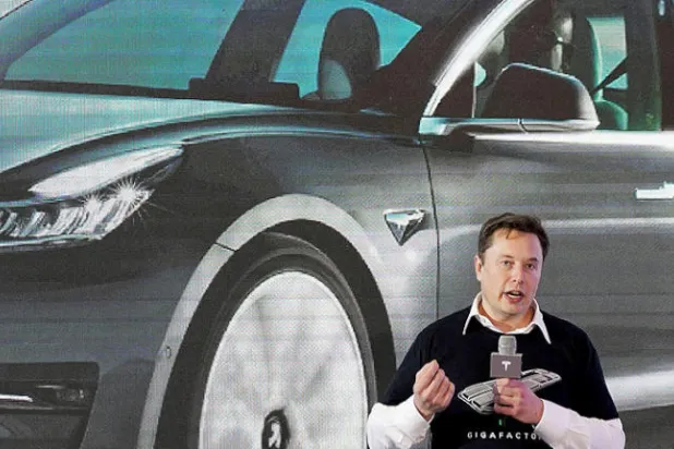 «تسلا» تواجه اتهامات «عداء العمال»