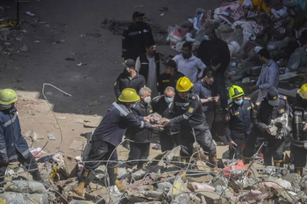 انهيار عقار بالقاهرة يصدم المصريين بعد «كارثة القطارين»