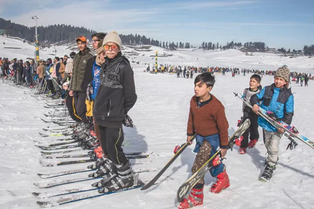 تشهد منحدرات غولمارغ أحد أكثر المواسم ازدحاما على الإطلاق رغم تبعات «كورونا» (نيويورك تايمز)