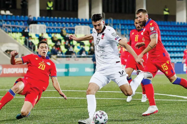 بروخا في محاولة لهز شباك أندورا في تصفيات كأس العالم 2022... ألبانيا فازت بهدف من دون رد (رويترز)