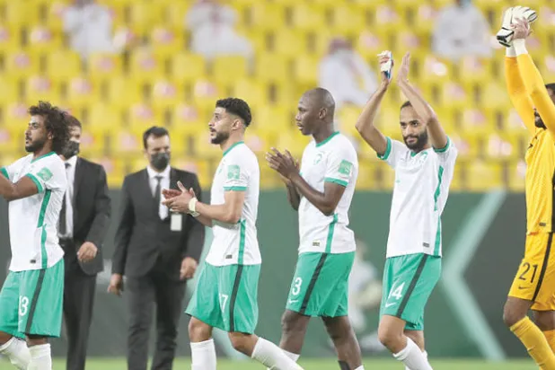 لاعبو الأخضر يحيون جماهيرهم بعد الانتصار العريض (تصوير: سعد العنزي)