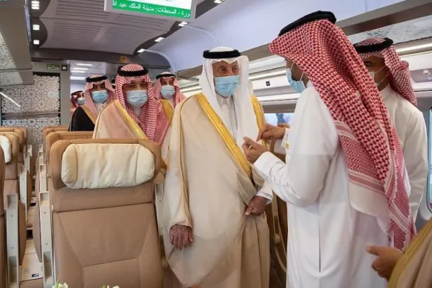 الأمير خالد الفيصل شهد انطلاقة رحلات القطار بمحطة مطار الملك عبد العزيز في جدة (واس)