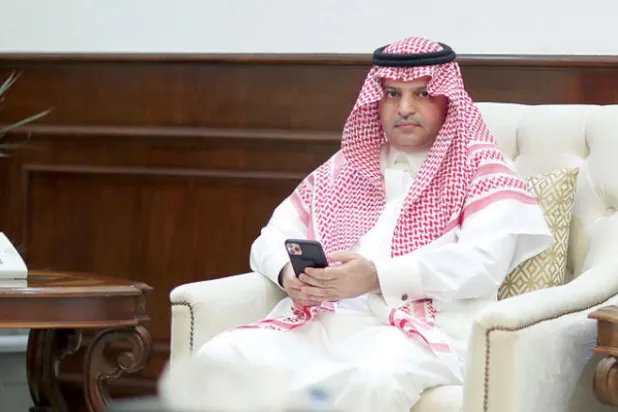 مسلي آل معمر عقب تنصيبه رئيساً للنصر أمس (الشرق الأوسط)