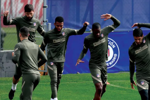 أتلتيكو وبرشلونة وريال مدريد في أشرس صراع على اللقب منذ سنوات