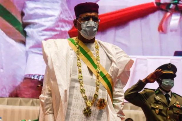 رئيس النيجر الجديد يتولى مهامه في أوج أزمة