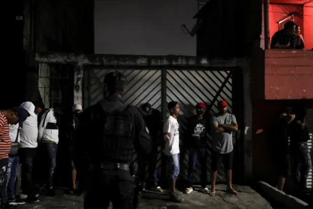 الشرطة في مدينة ساو باولو البرازيلية دهمت ملهى ليلياً خالف تدابير الإغلاق (رويترز)