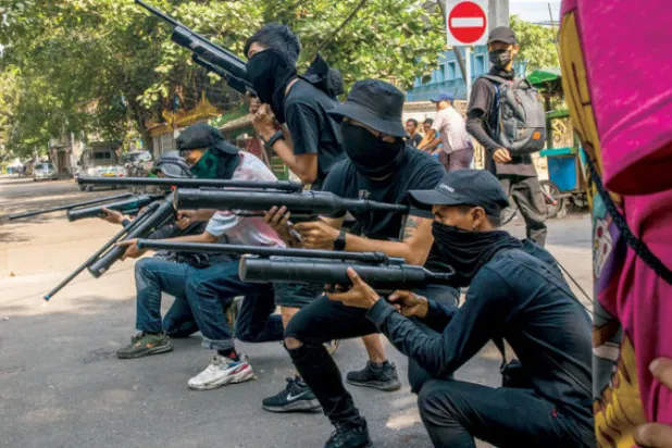 جيش ميانمار يشن حملة ضد منتقديه على الإنترنت