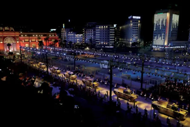 عربات مصممة خصيصاً للموكب الذهبي تحمل مومياوات ملوك وملكات مصر القديمة عقب خروجها من المتحف المصري في ميدان التحرير بالقاهرة (د.ب.أ)