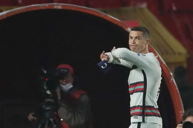 بـ75 ألف دولار... بيع شارة قيادة رونالدو لإنقاذ حياة طفل صربي