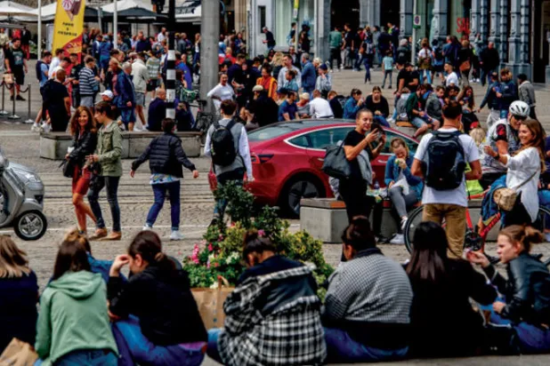 حشود السياح والزوار في أمستردام قبل وباء {كورونا} (غيتي)