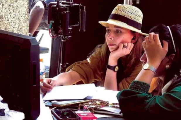  فاطمه البنوی سینماگر سعودی در حال فیلمبرداری فیلم «حتی نری النور» (برای اینکه روشنایی را ببینیم)