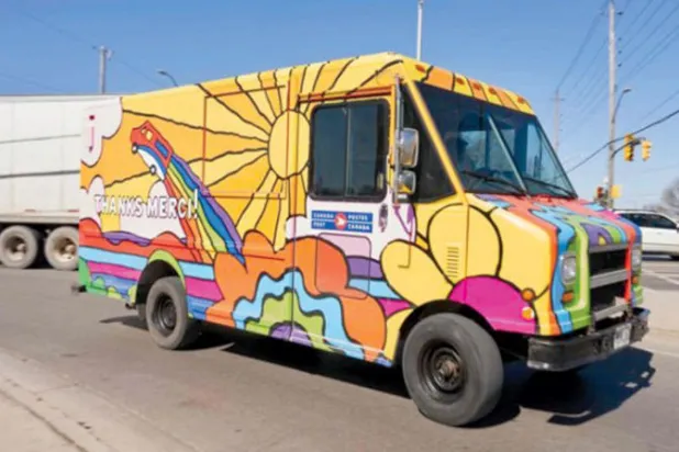 كندا تكافح كآبة «كورونا» بألوان مركبات البريد