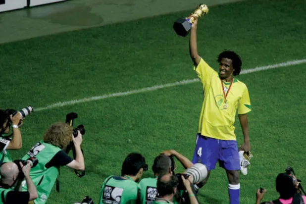 المدافع البرازيلي جونيور حصد كل البطولات الممكنة خلال مسيرته الكروية... فما سر تألقه؟