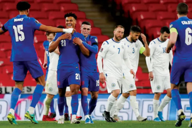 لاعبو إنجلترا يحتفلون بهدفهم الخامس وسط أحزان لاعبي سان مارينو (أ.ب)