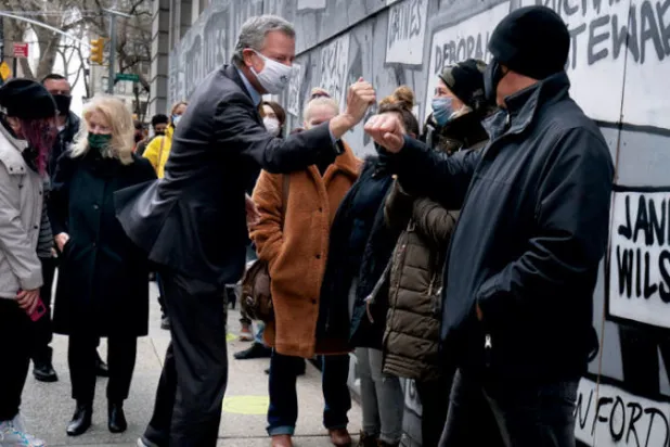 عمدة نيويورك بيل ديبلاسيو يتبادل التحية مع جمهور مسرحية «العمى» في مسرح «داريل روث» 