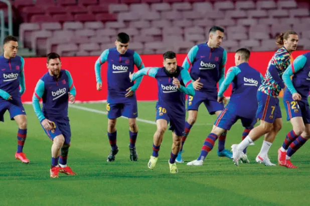 برشلونة يسعى لاستعادة اللقب الذي تنازل عنه الموسم الماضي لريال مدريد (رويترز)