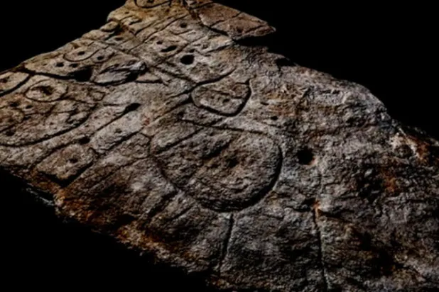 لوح صخري عمره 4 آلاف سنة يمثل أقدم خريطة في أوروبا