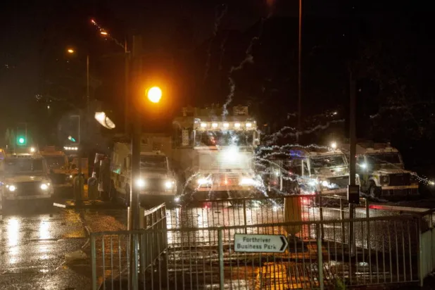 عنف في بلفاست يُنذر بعودة الاضطرابات إلى آيرلندا الشمالية