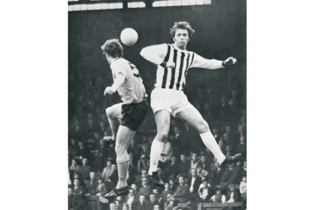 بعد 19 عاماً على وفاة أستل... التحقيقات حول العلاقة بين تسديد الكرة بالرأس والخرف «محلك سر»