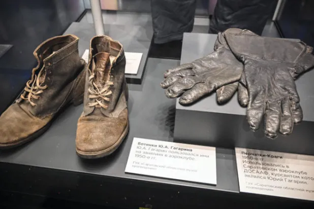 حذاء وقفازا يوري غاغارين تعرض في متحف رواد الفضاء بموسكو  (أ.ف.ب)