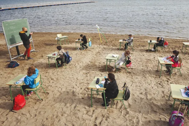 طريقة جديدة للتعليم في منطقة مرسية الإسبانية (رويترز)