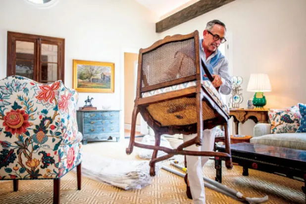 رومانو يحاول إيجاد مكان مناسب لوضع كرسي ريجنسي (نيويورك تايمز) 