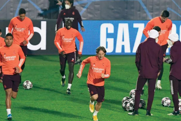 لاعبو ريال مدريد يتدربون بمعنويات عالية بعد انتصارين رائعين خلال أسبوع (أ.ف.ب)
